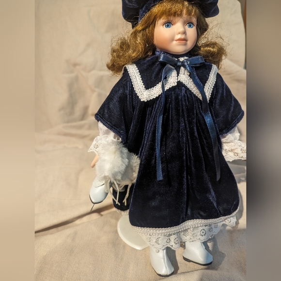 Figure skating porcelain doll - Picture 2 of 4